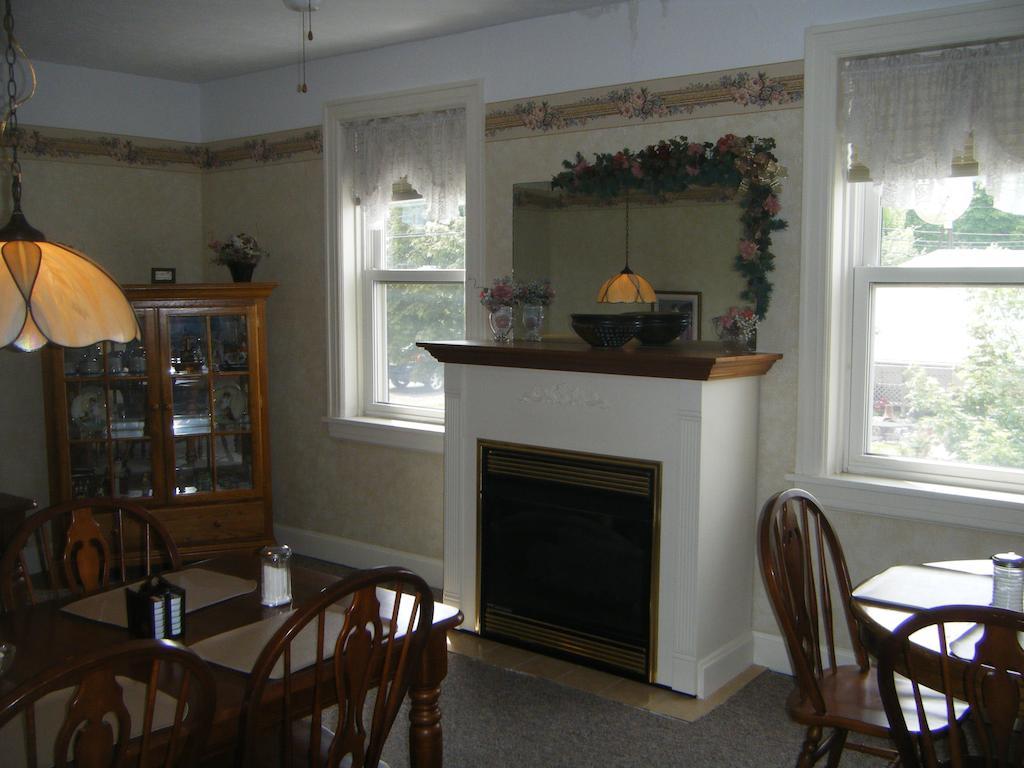 Boardwalk Inn Saint Ignace Exterior photo