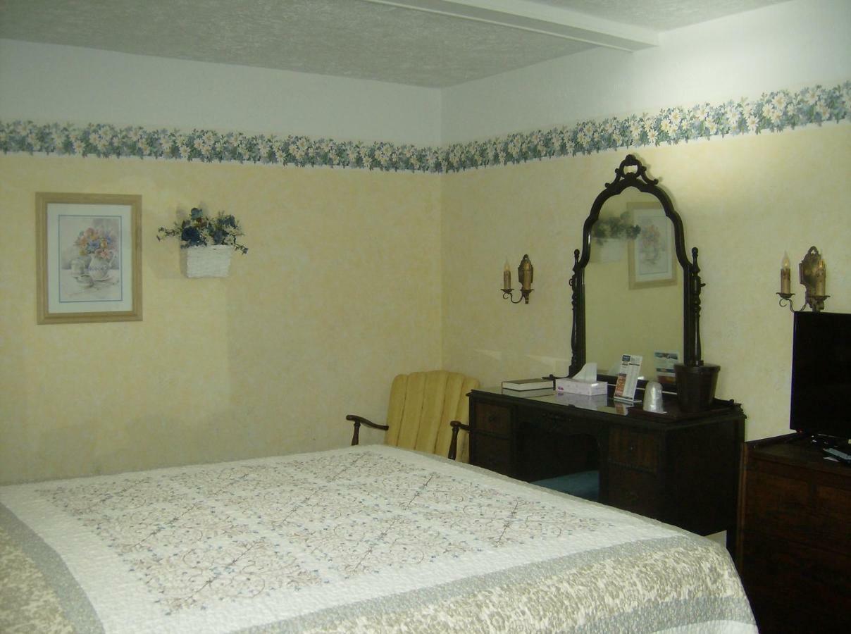 Boardwalk Inn Saint Ignace Exterior photo