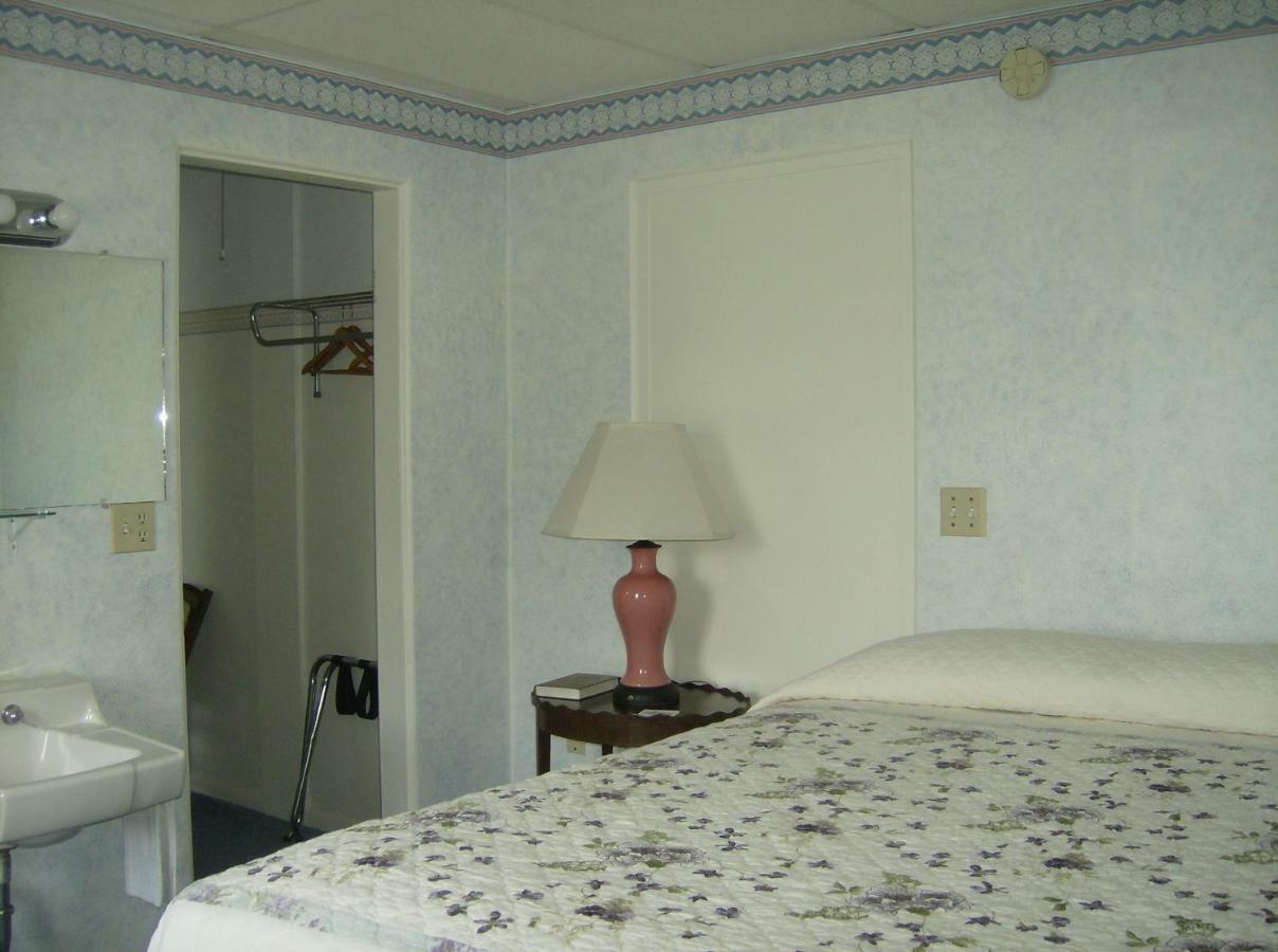 Boardwalk Inn Saint Ignace Exterior photo