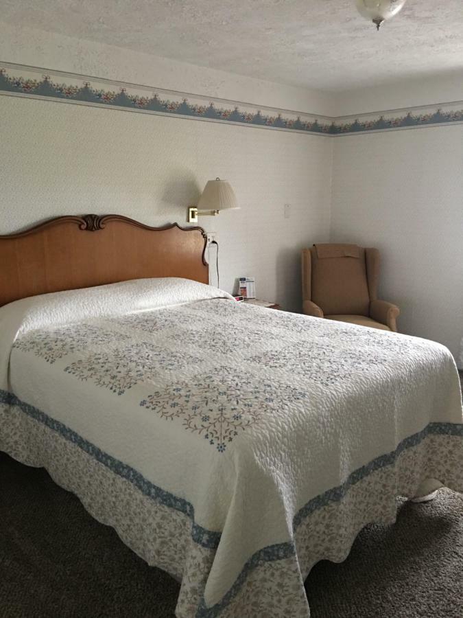 Boardwalk Inn Saint Ignace Exterior photo