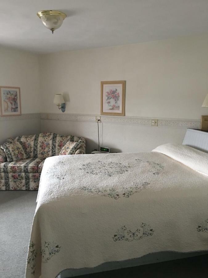 Boardwalk Inn Saint Ignace Exterior photo