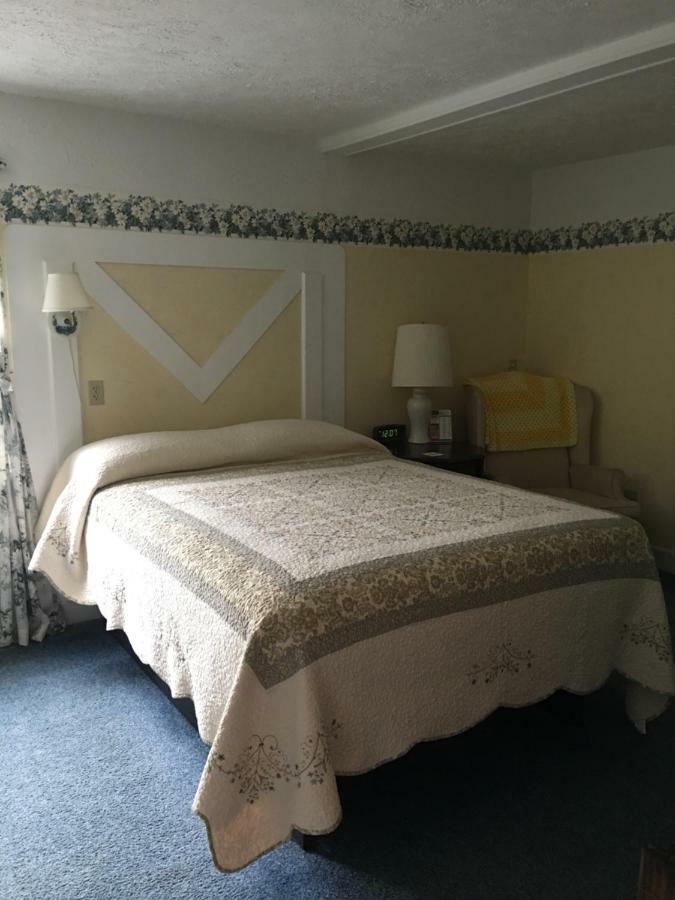 Boardwalk Inn Saint Ignace Exterior photo